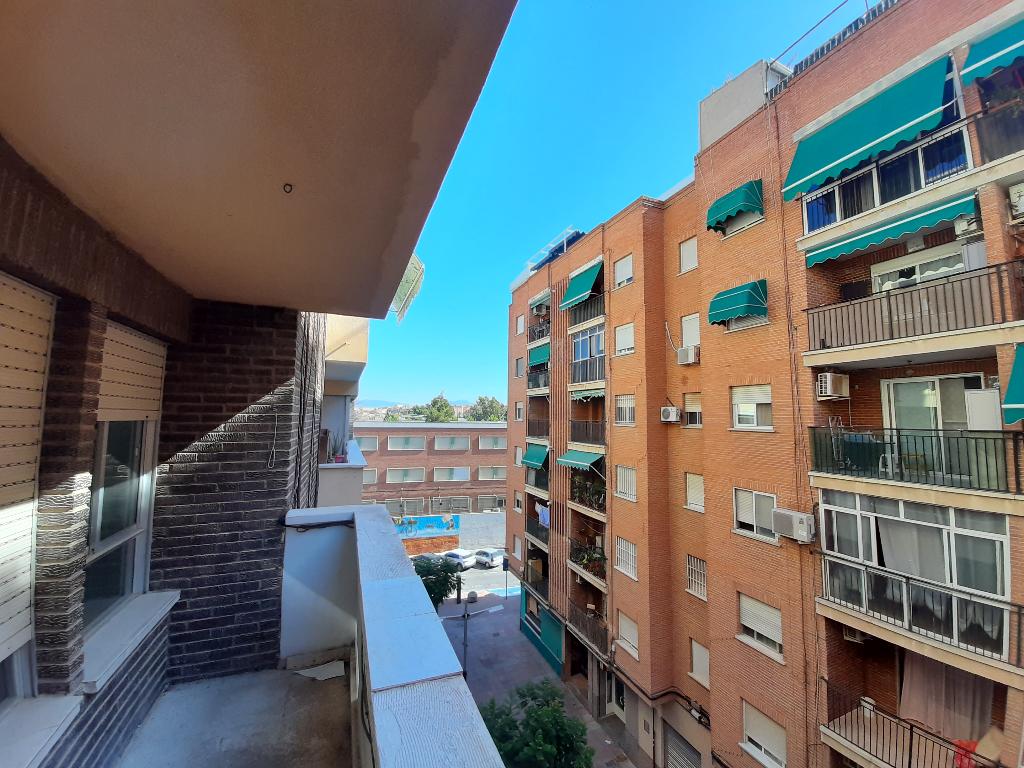 98m2 appartement, 3 slaapkamers, 1 badkamer. 5e plaats met lift en terras, in Molina de Segura (Murcia)