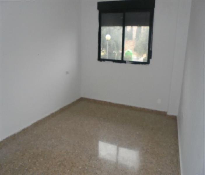 Lägenhet på bottenvåningen, handikappanpassad tillgång. 89m2 användbart. 3 sovrum, 2 badrum, garage, i Faura (Valencia)