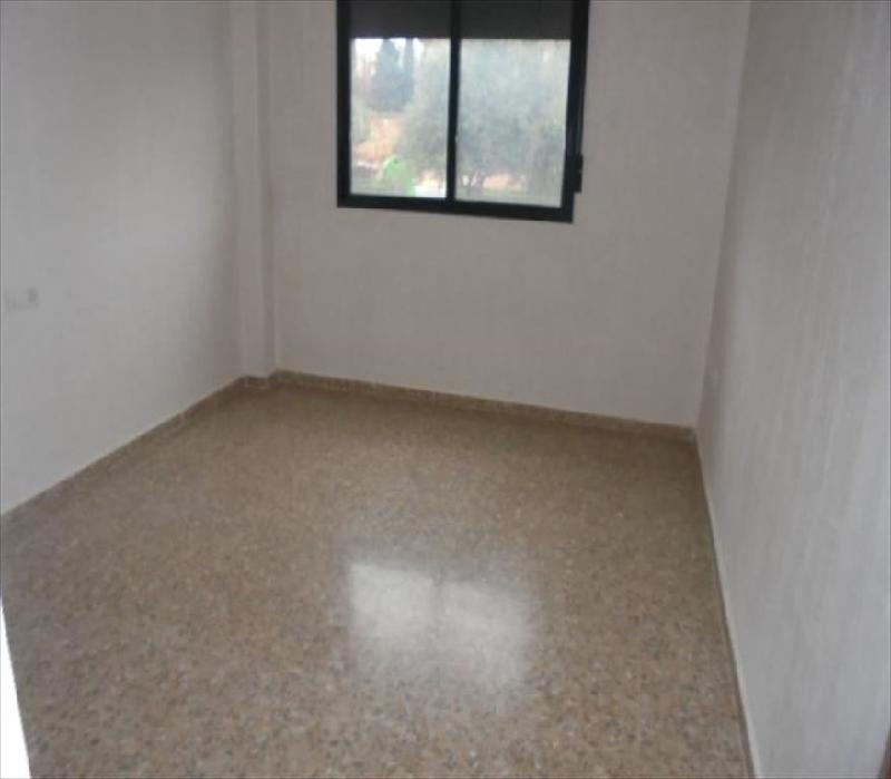 Lägenhet på bottenvåningen, handikappanpassad tillgång. 89m2 användbart. 3 sovrum, 2 badrum, garage, i Faura (Valencia)