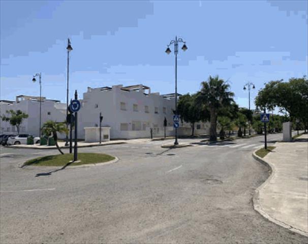 Begane grond met terras, in prachtige urbanisatie, met zwembad, met winkelcentrum. 15 minuten rijden van het strand. In Alhama de Murcia.
