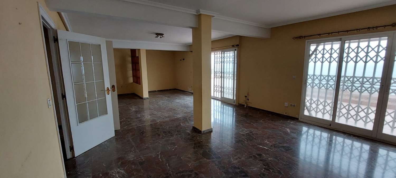Piso en venta en calle sol naciente. residencial apartahotel garajes (Alicante/Alacant) por 275.000€ con 176m² y 3 habitaciones..