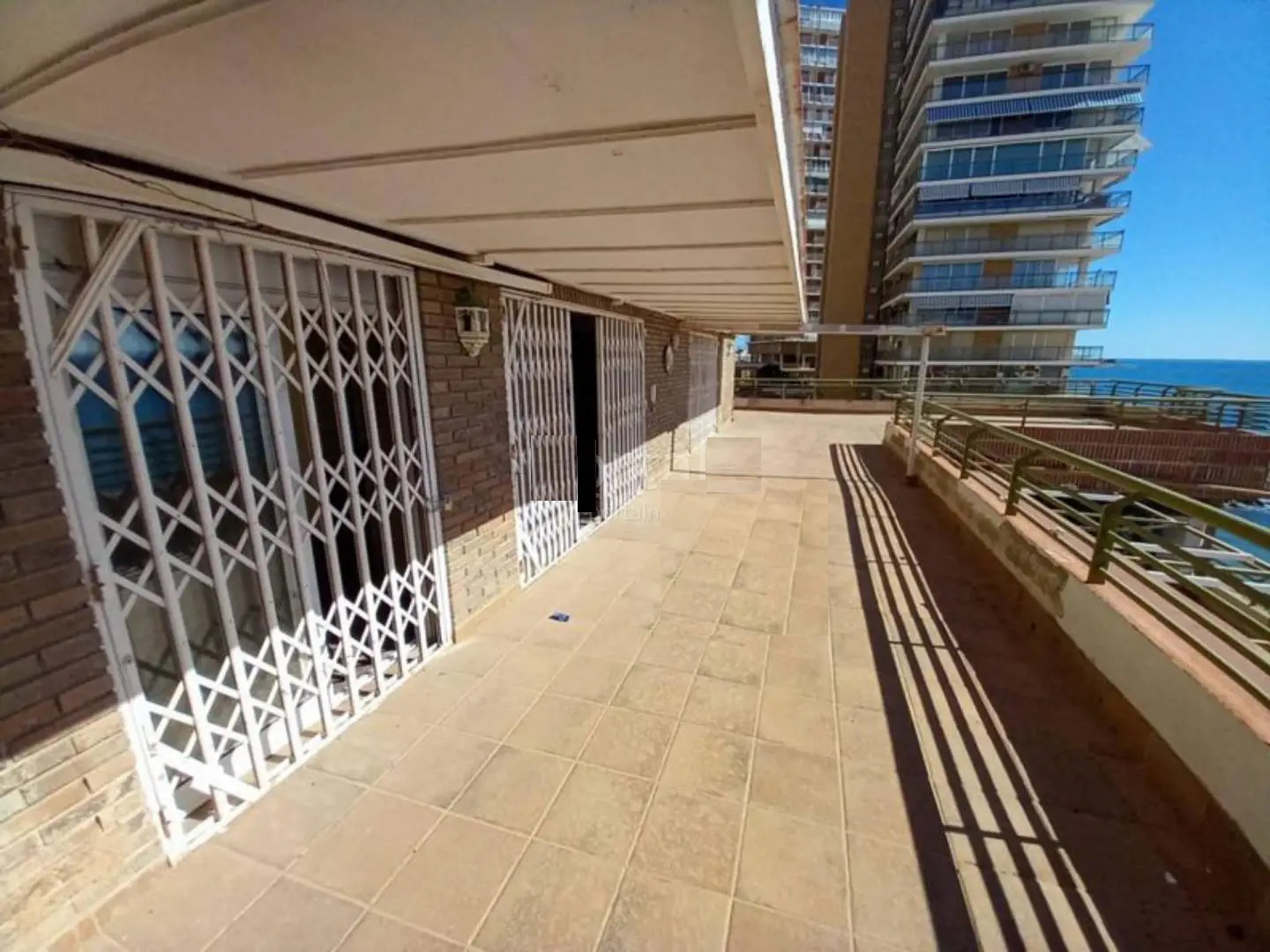 Apartment for sale in "Rising sun Street". residential aparthotel garages (Alicante/Alacant) for €275,000 with 176m² and 3 bedrooms..