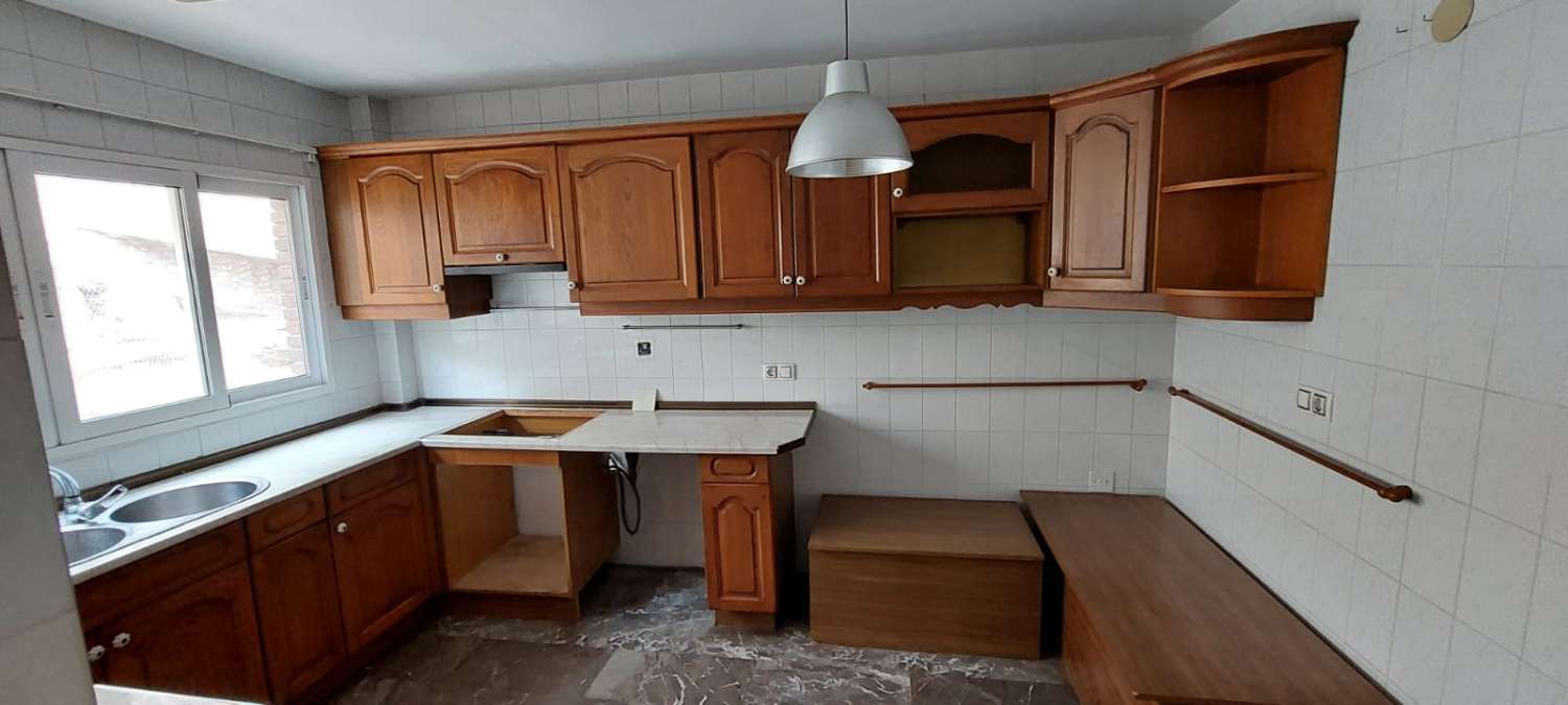 Piso en venta en calle sol naciente. residencial apartahotel garajes (Alicante/Alacant) por 275.000€ con 176m² y 3 habitaciones..