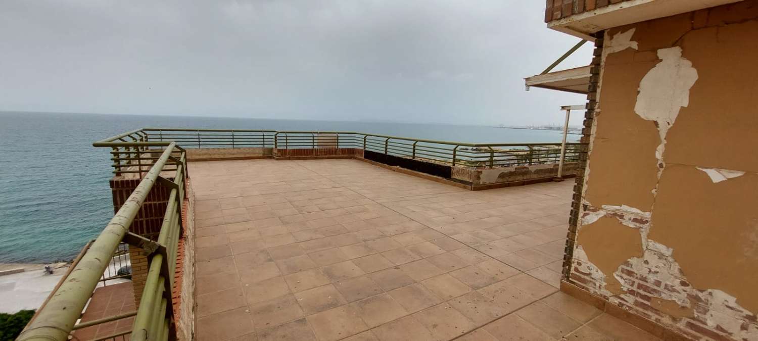 Piso en venta en calle sol naciente. residencial apartahotel garajes (Alicante/Alacant) por 275.000€ con 176m² y 3 habitaciones..