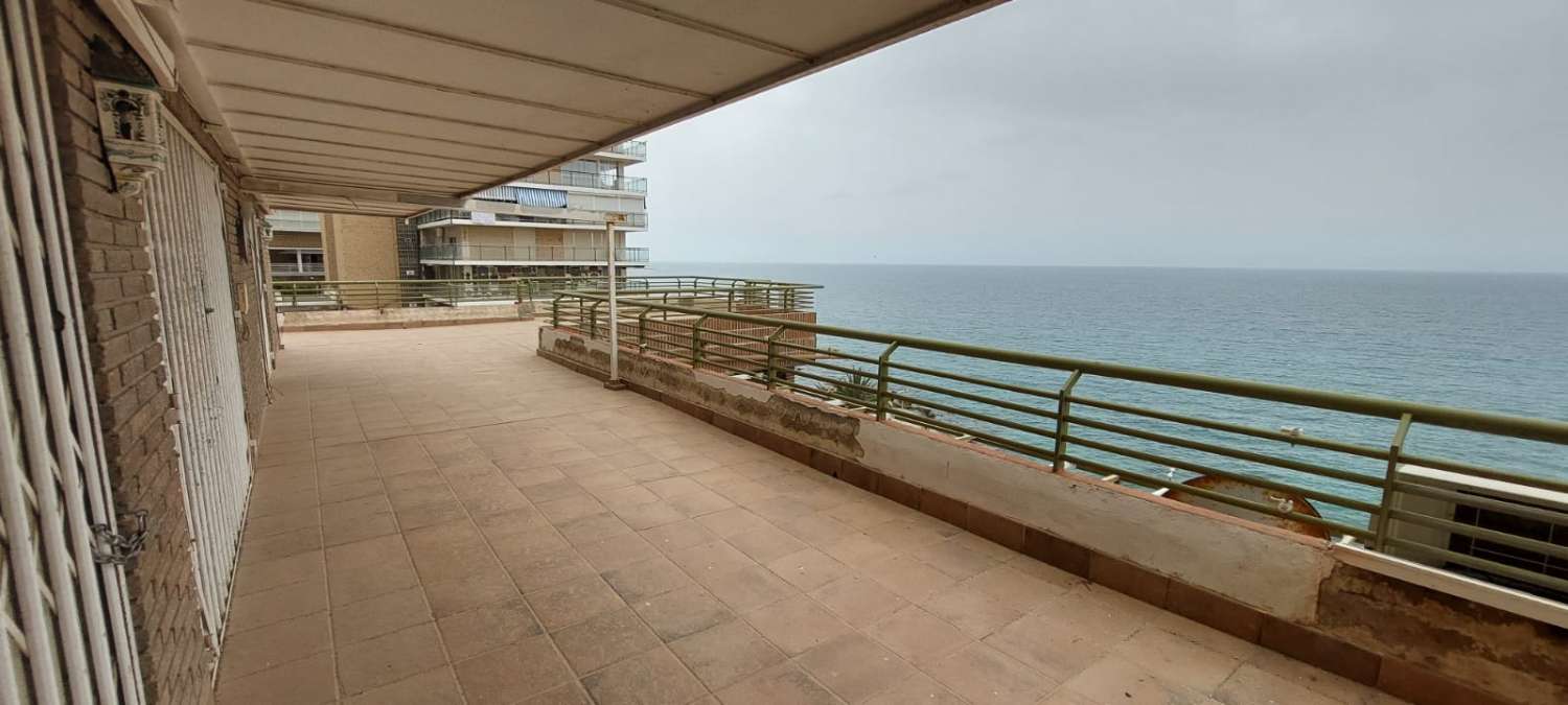 Piso en venta en calle sol naciente. residencial apartahotel garajes (Alicante/Alacant) por 275.000€ con 176m² y 3 habitaciones..