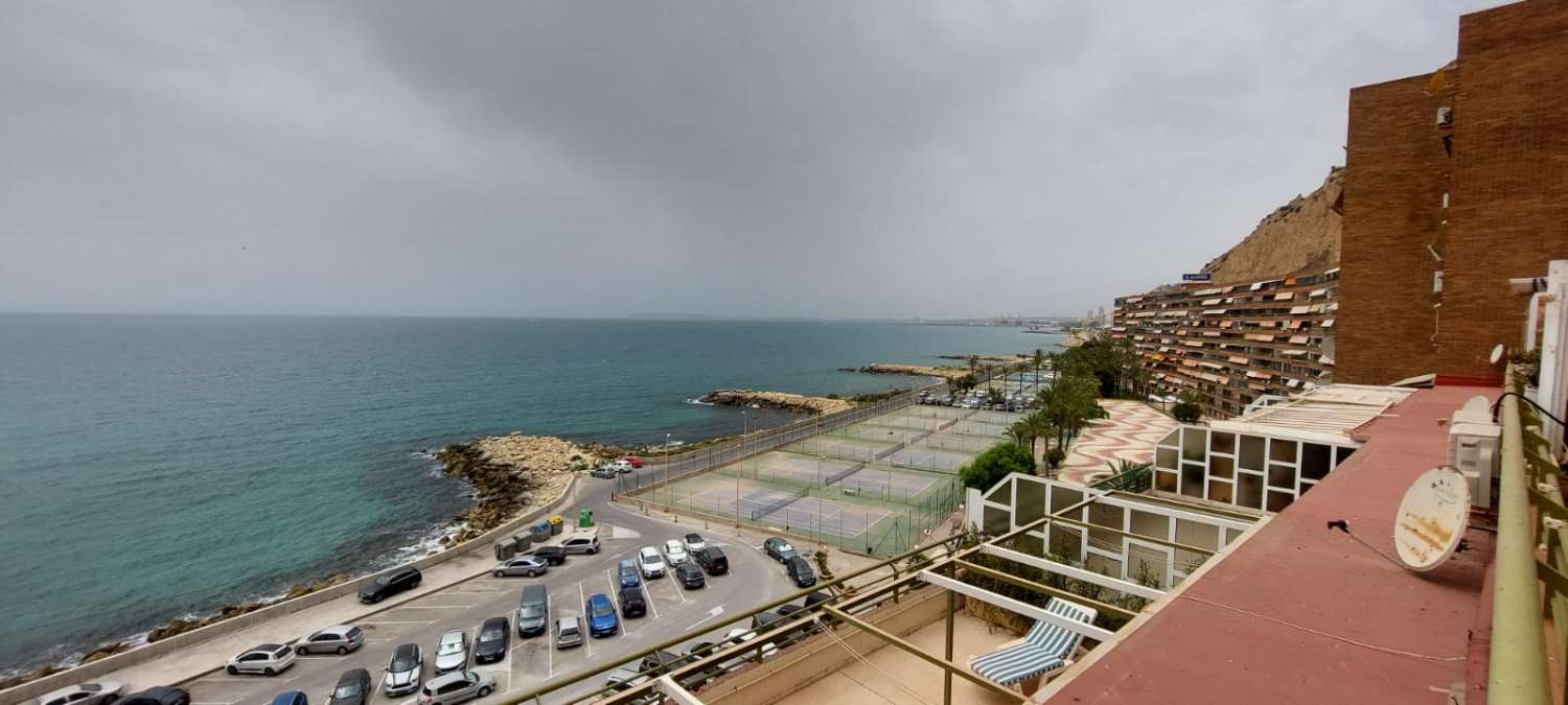 Piso en venta en calle sol naciente. residencial apartahotel garajes (Alicante/Alacant) por 275.000€ con 176m² y 3 habitaciones..