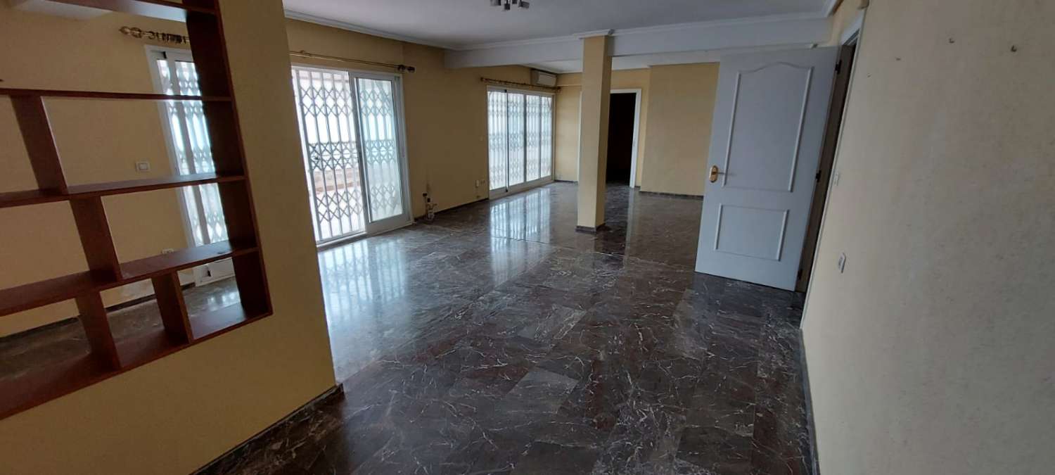 Piso en venta en calle sol naciente. residencial apartahotel garajes (Alicante/Alacant) por 275.000€ con 176m² y 3 habitaciones..