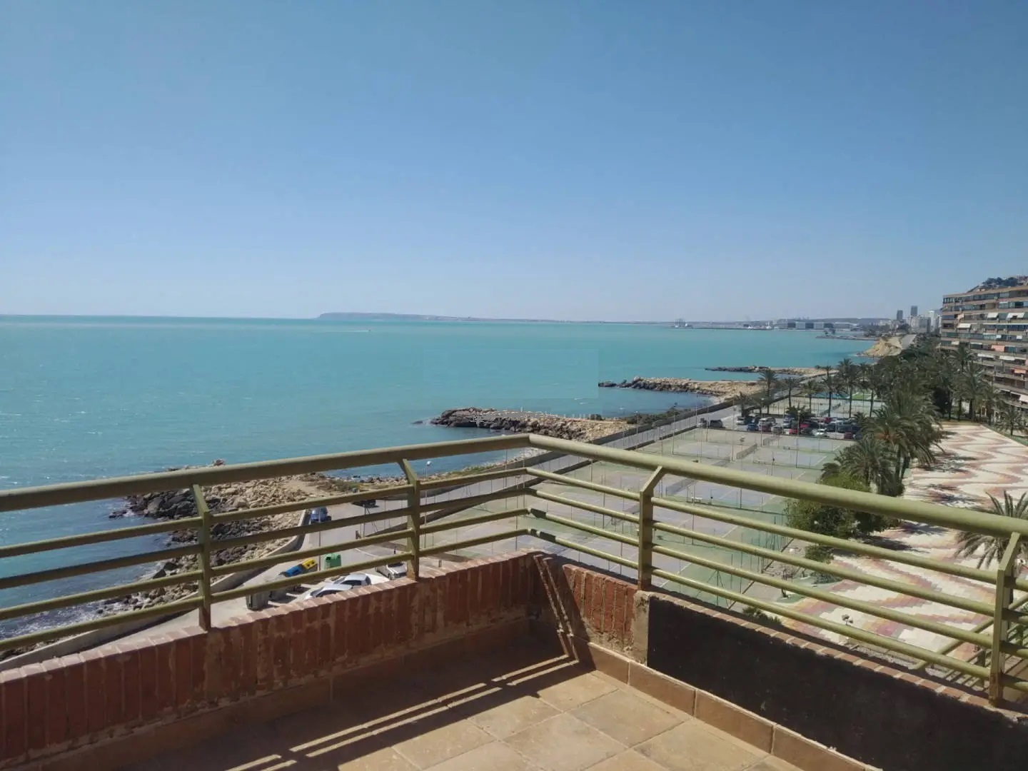 Piso en venta en calle sol naciente. residencial apartahotel garajes (Alicante/Alacant) por 275.000€ con 176m² y 3 habitaciones..