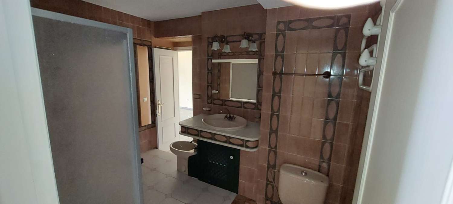 Piso en venta en calle sol naciente. residencial apartahotel garajes (Alicante/Alacant) por 275.000€ con 176m² y 3 habitaciones..