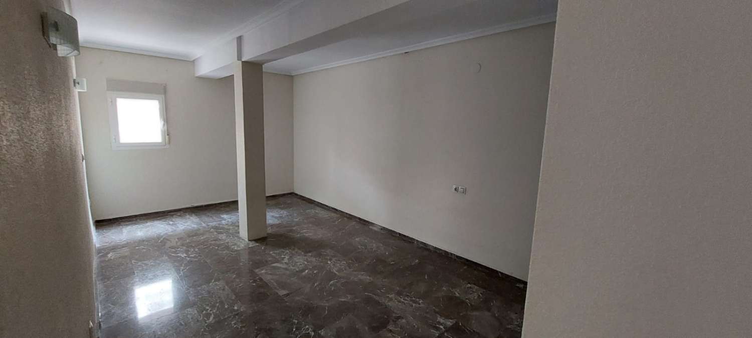 Piso en venta en calle sol naciente. residencial apartahotel garajes (Alicante/Alacant) por 275.000€ con 176m² y 3 habitaciones..