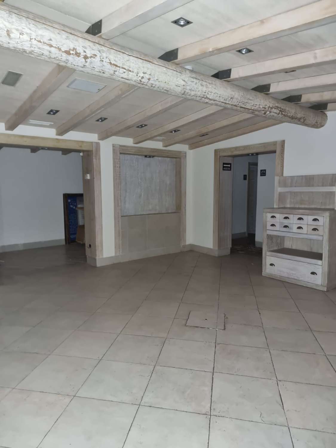 Venta de Local en Calle Carmen Calzado Alcalá de Henares (Madrid)